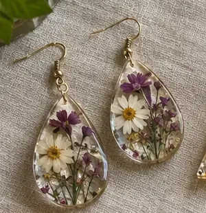 Aretes de resina con flores secas
